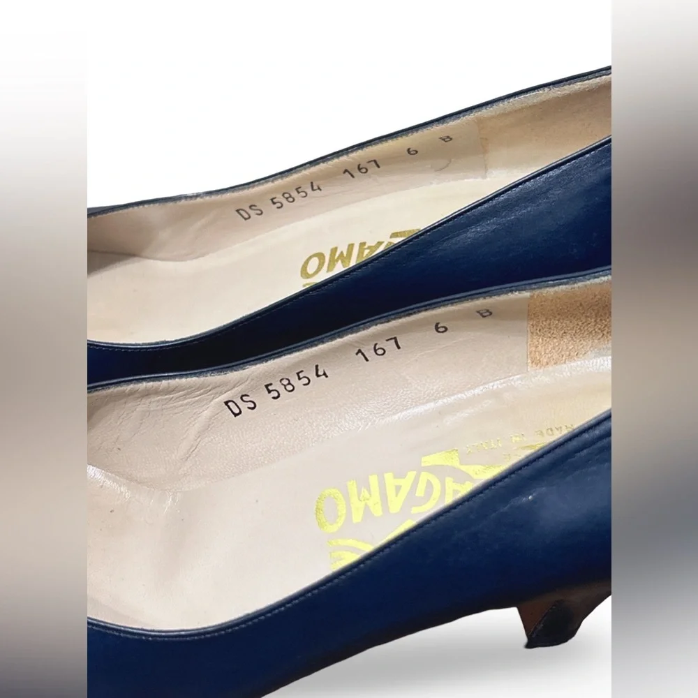 EUC Vintage Salvatore Ferragamo 1970s Navy Heels (6B) - Picture 3 of 7